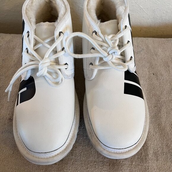 UGG Unisex Neumel Split Logo White/Black Chukka Ankle Boots Sz M7 - W8 main image 4
